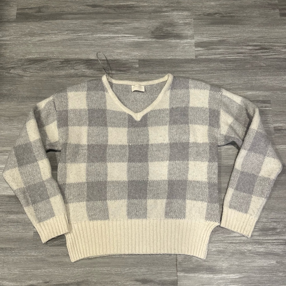 Allie Rose Checkered V-Neck Gray and Cream Sweater Small